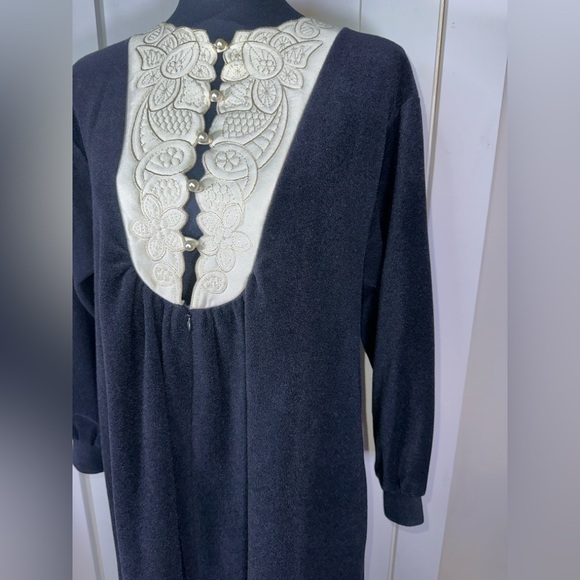 Vintage Vanity Fair Black and Ivory Women's Robe - Picture 5 of 9
